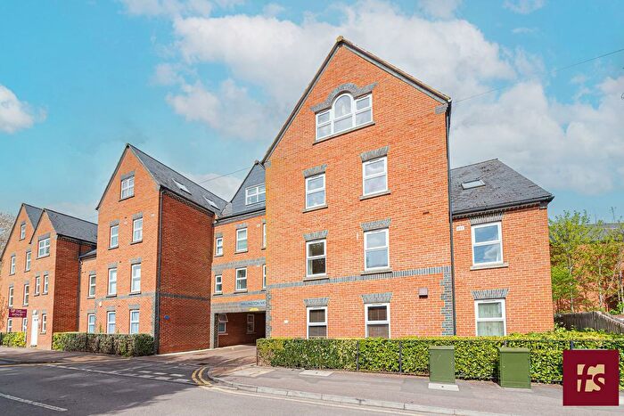 2 Bedroom Flat To Rent In Heath Hill Road South, Crowthorne, Berkshire, RG45
