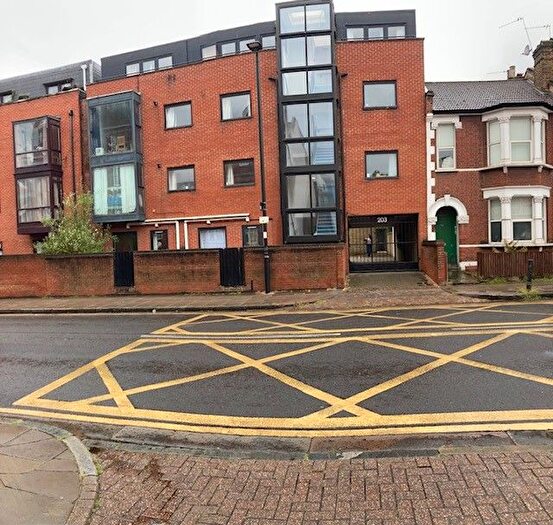 3 Bedroom Semi-Detached House To Rent In Hornsey Road, Holloway, North London, Islington, N7