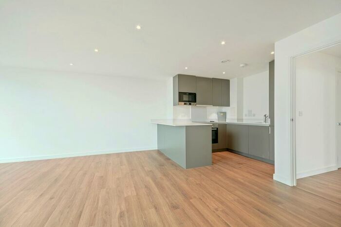 3 Bedroom Apartment To Rent In Pinnacle Apartments, Saffron Central Square, Croydon, CR0