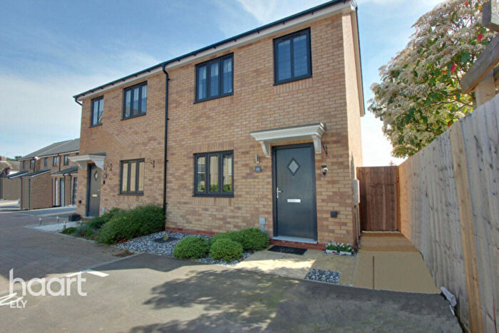 3 Bedroom Semi-Detached House For Sale In King James Close, Fordham, CB7