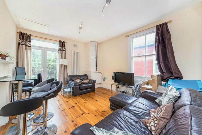 3 Bedroom Flat To Rent In Oakmead Road, London, SW12