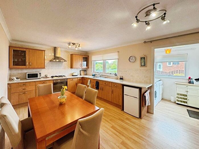 3 Bedroom Detached Bungalow For Sale In South View, Clydebank, G81