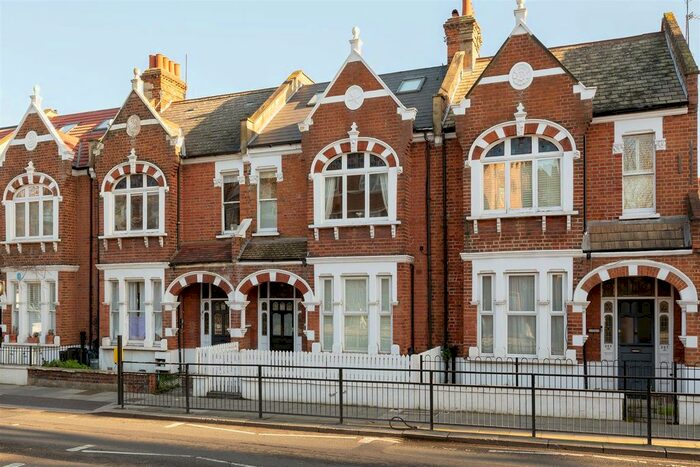 2 Bedroom Flat For Sale In Fulham Palace Road, London, SW6