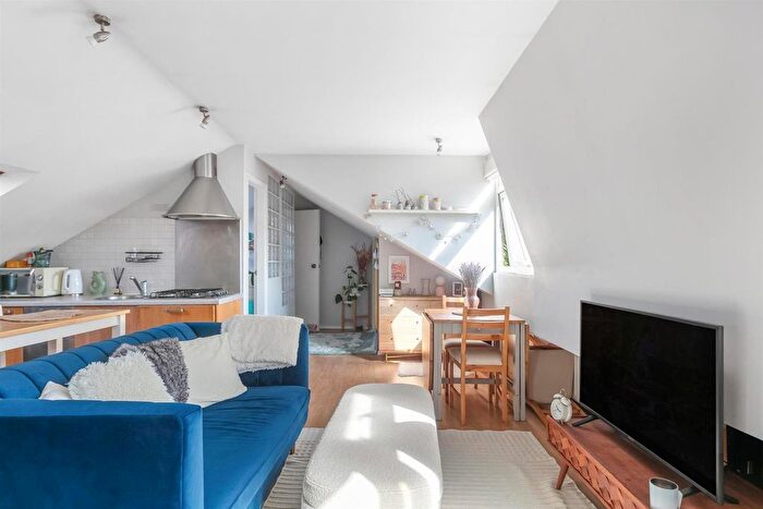 Studio To Rent In Strathville Road, Earlsfield, London, SW18