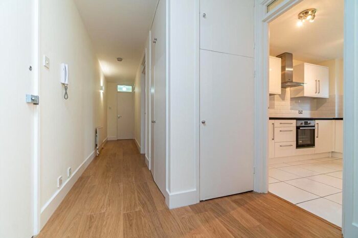 2 Bedroom Flat For Sale In Dingwall Road, Croydon, CR0