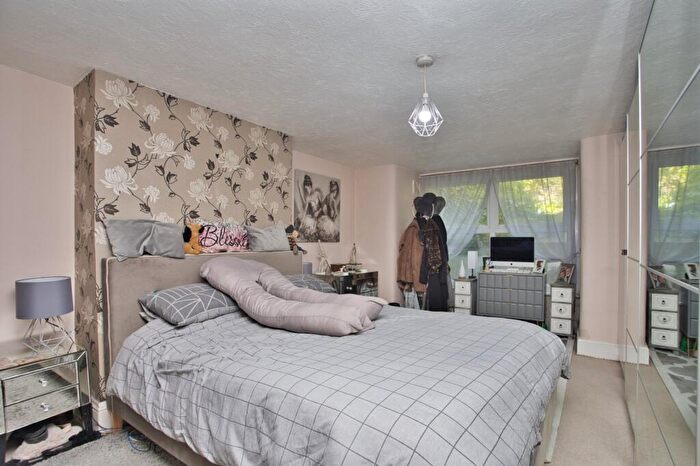 1 Bedroom Flat For Sale In Kingsnorth Gardens, Folkestone, Kent, CT20