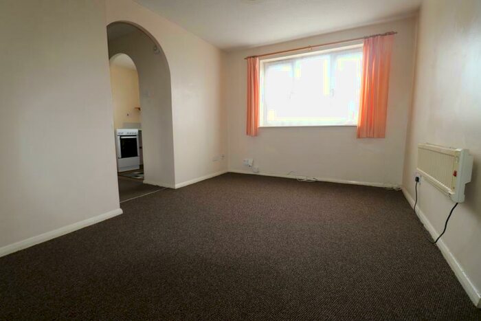 Flat To Rent In Waddington Close, Enfield, EN1