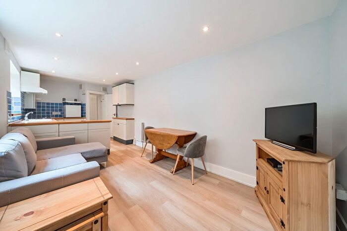 2 Bedroom Flat To Rent In Dalyell Road, London, SW9