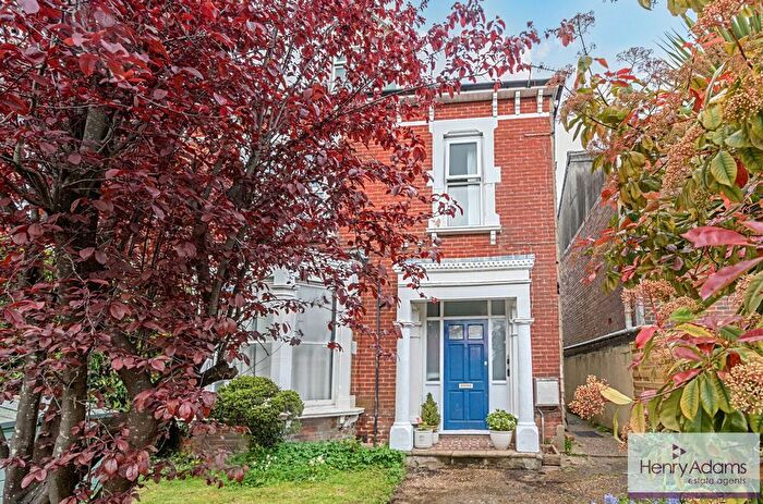 2 Bedroom Flat For Sale In Station Road, Petersfield, GU32