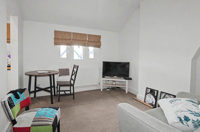 1 Bedroom Flat To Rent In Walton Road, East Molesey, KT8