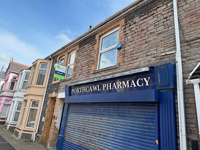 3 Bedroom Flat To Rent In A New Road, Porthcawl, CF36