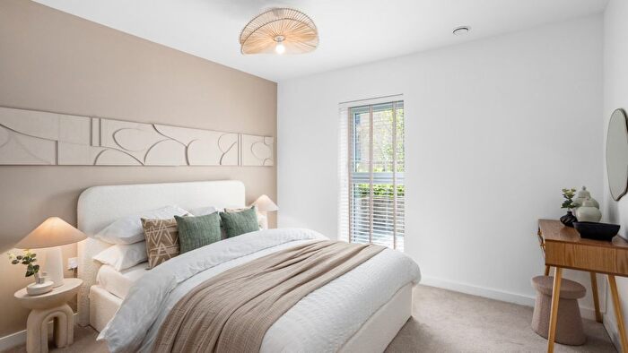 2 Bedroom Flat For Sale In Longwater Avenue, Reading, RG2