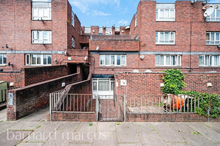 4 Bedroom Maisonette For Sale In Carlton Grove, London, SE15