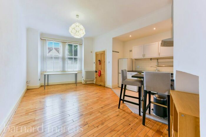 2 Bedroom Flat To Rent In Cavendish Road, London, SW12
