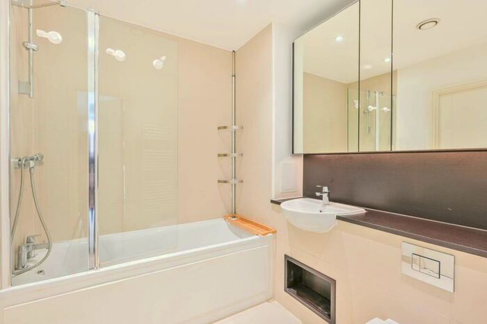 2 Bedroom Flat To Rent In Kingfisher Heights, Docklands, London, E16