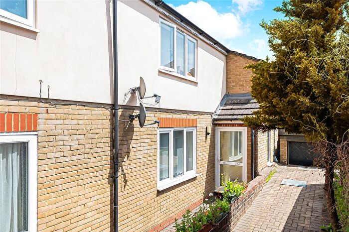 1 Bedroom Flat For Sale In Jubilee Avenue, Twickenham, TW2