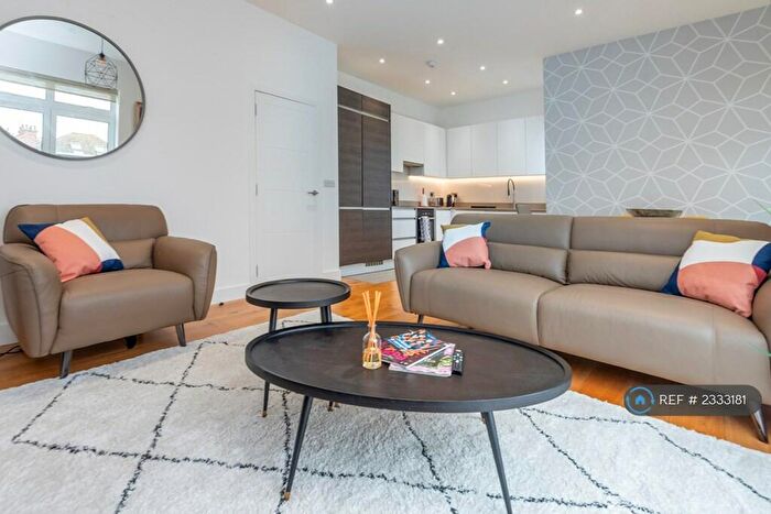 3 Bedroom Maisonette To Rent In Bow Lane, London, N12