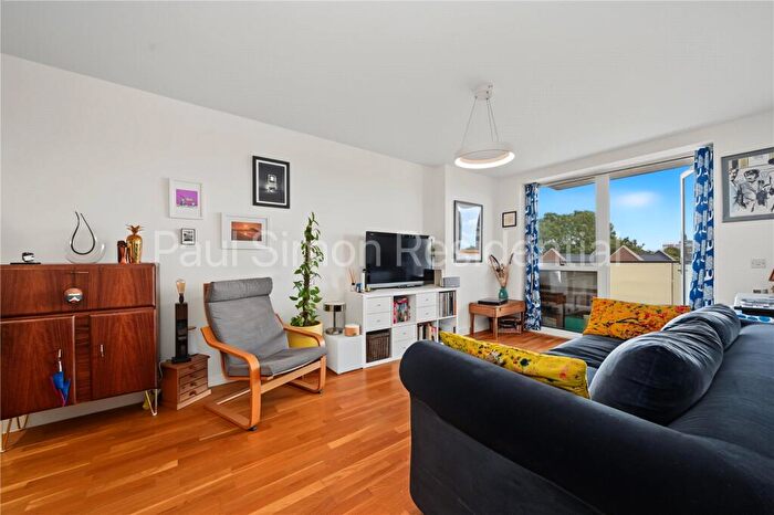 1 Bedroom Apartment For Sale In Butterfly Court, Bathhurst Square, London, N15