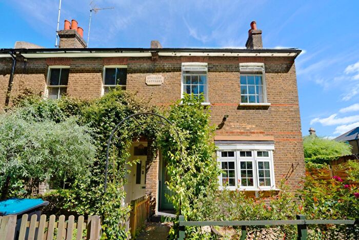 4 Bedroom End Of Terrace House For Sale In Orchard Walk, Kingston Upon Thames, KT2
