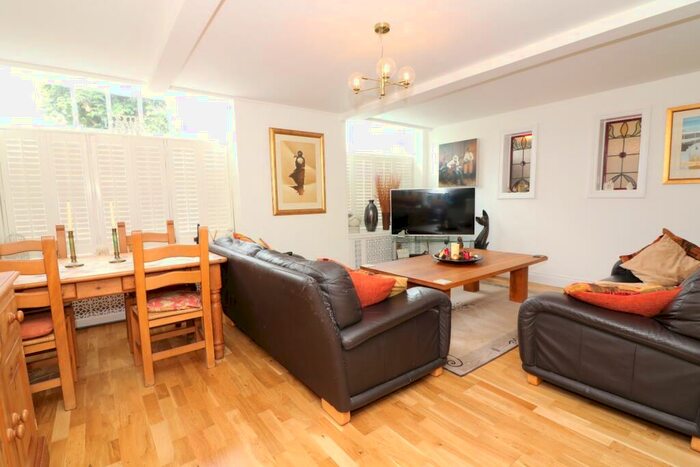 2 Bedroom Flat For Sale In High Street, Eastry, CT13