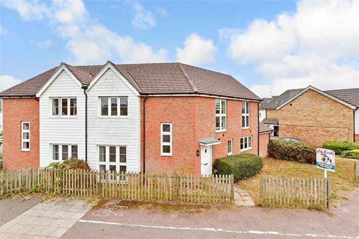 4 Bedroom Semi-Detached House For Sale In Farmers Way, Ashford, Kent, TN23