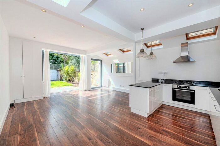 2 Bedroom Flat To Rent In Oxford Gardens, London W10