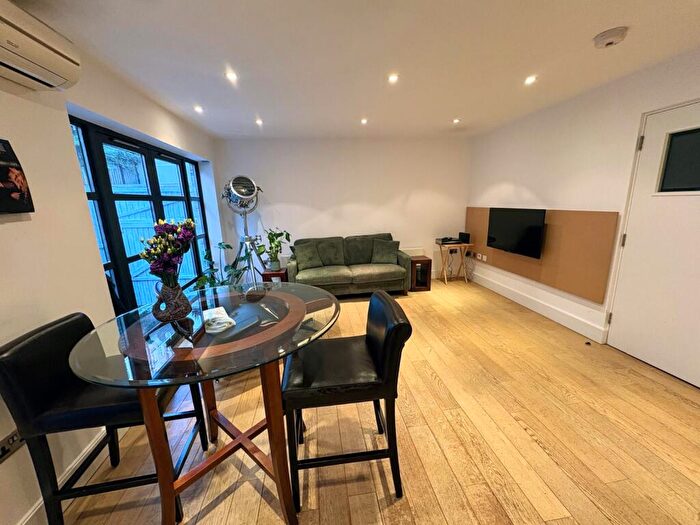2 Bedroom Flat To Rent In Hatton Place, Farringdon, London, EC1N