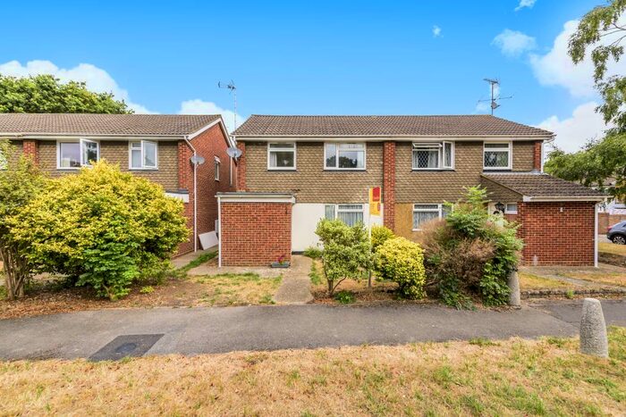 3 Bedroom Semi-Detached House To Rent In Oakdale Walk, Woodley, RG5