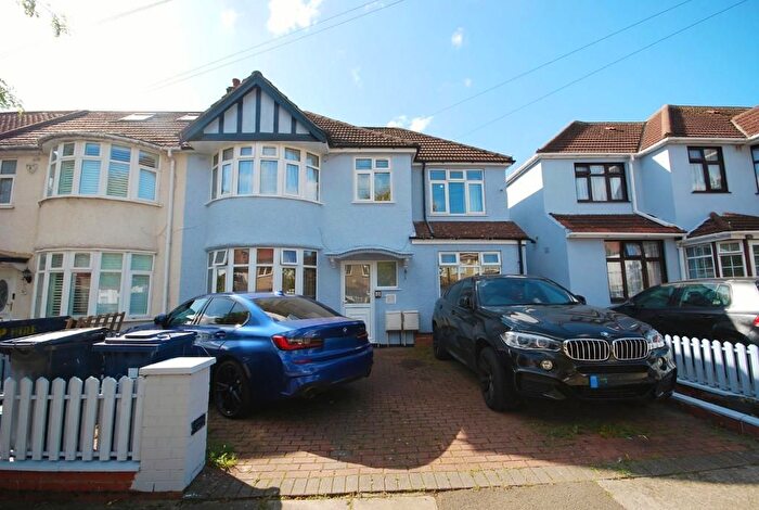 3 Bedroom Flat To Rent In Eastcote Avenue, Greenford, UB6