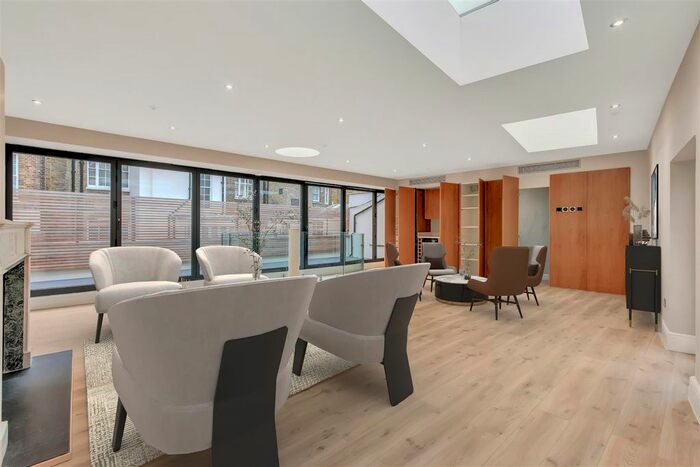 4 Bedroom Mews To Rent In Wilton Row, London, SW1X