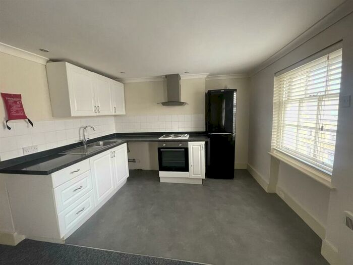1 Bedroom Flat To Rent In West Crescent Road, Gravesend, Kent, DA12