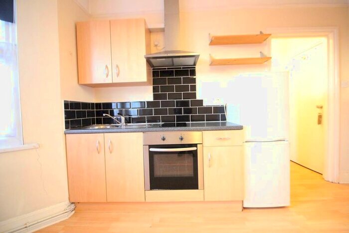 Studio To Rent In Hanworth Road, Hounslow, TW4