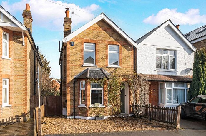3 Bedroom Detached House For Sale In Walton-On-Thames, Surrey, KT12
