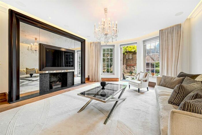 3 Bedroom Flat To Rent In Green Street, Mayfair, London, W1K