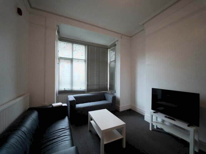 8 Bedroom House To Rent In College Road, Bangor, LL57