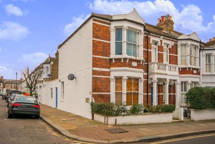 2 Bedroom Flat To Rent In Wakehurst Road, Between The Commons, London, SW11