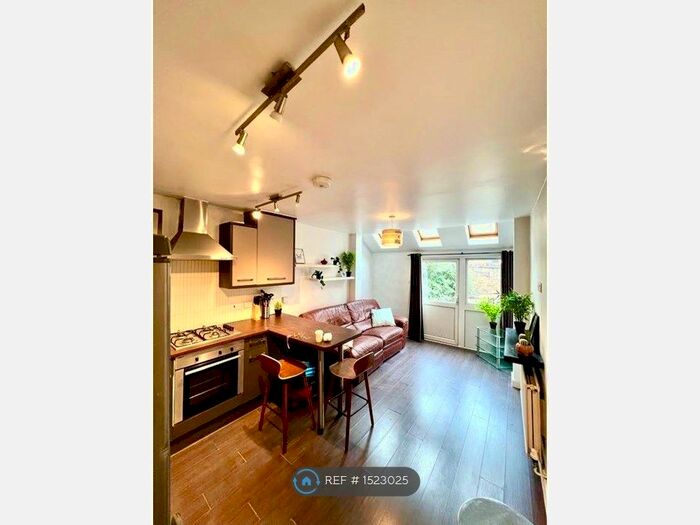 2 Bedroom Flat To Rent In Cathles Road, London, SW12