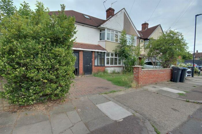 4 Bedroom House To Rent In Woodlands Road, Edmonton, N9