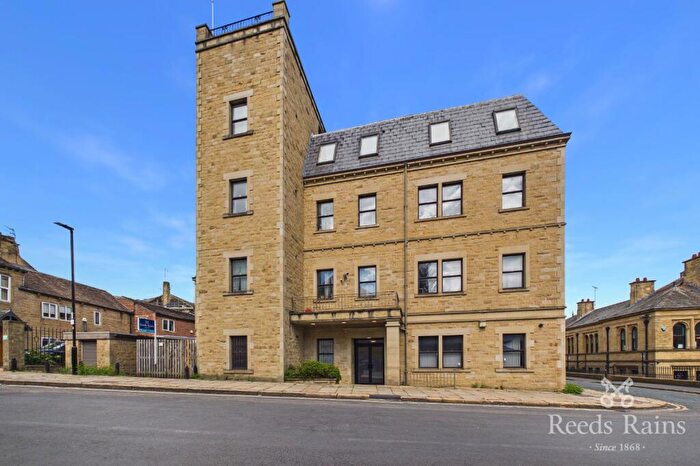 Apartment To Rent In Blackwall, Halifax, West Yorkshire, HX1