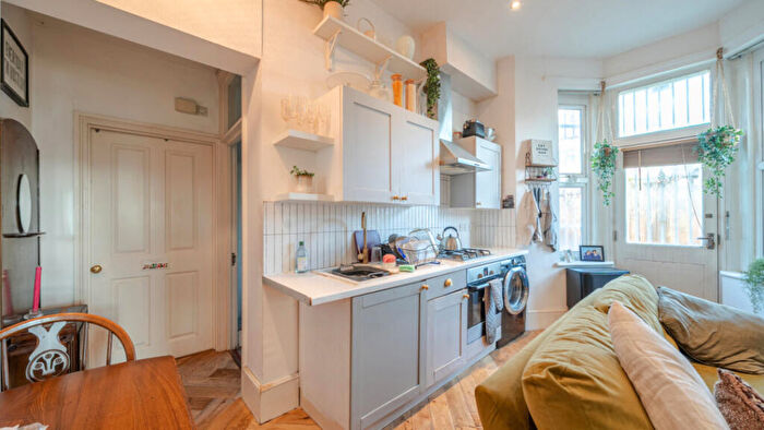 1 Bedroom Flat For Sale In Handsworth Ave, London, E4