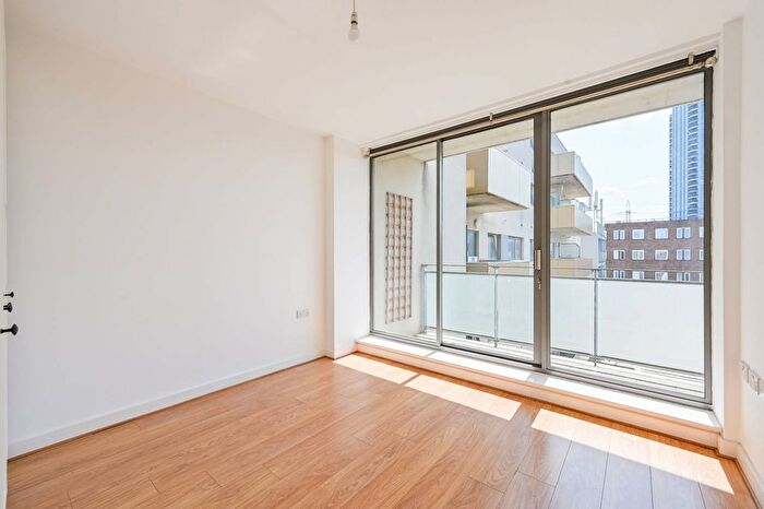 1 Bedroom Flat To Rent In Mccabe Court, Canning Town, London, E16