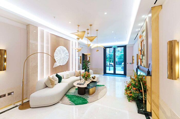 3 Bedroom Flat To Rent In The Lucan Place, Chelsea, London, SW3
