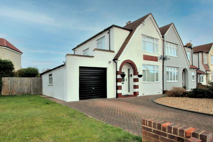 3 Bedroom Semi-Detached House To Rent In Knowle Avenue, Bexleyheath, DA7