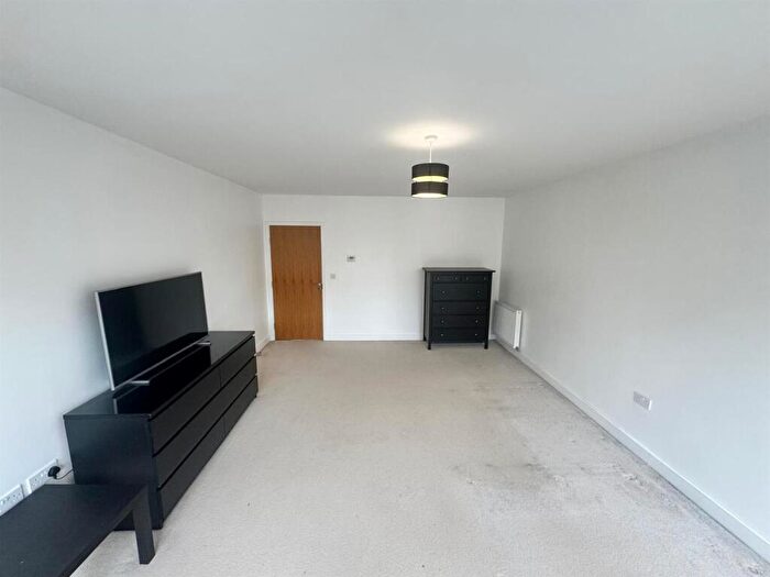 3 Bedroom Apartment To Rent In Telegraph Avenue, London, NW9