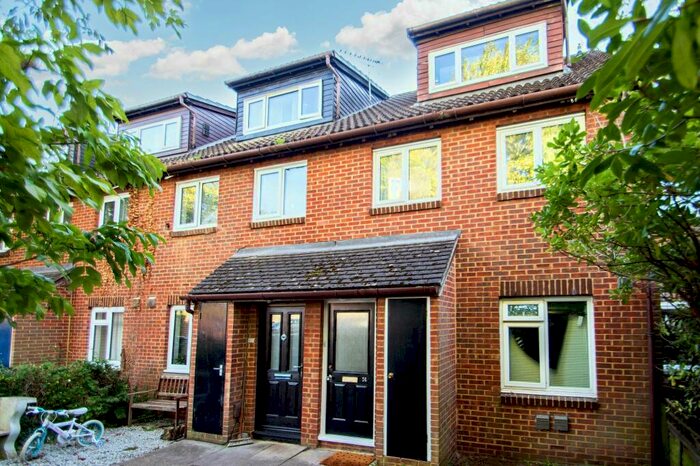 2 Bedroom Maisonette To Rent In Saxon Close, Surbiton, KT6