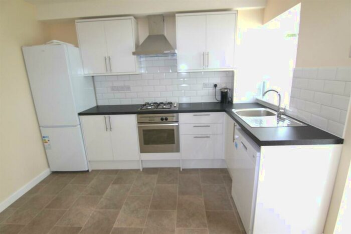 4 Bedroom Detached House To Rent In Guildford, GU2