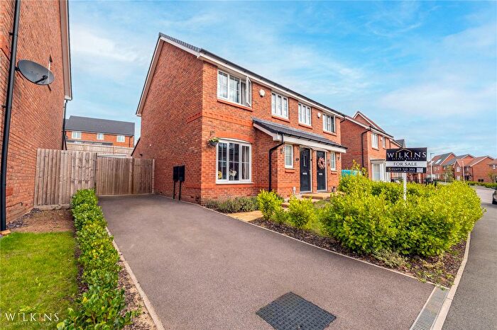 3 Bedroom Semi-detached House For Sale In Polar Avenue, Nuneaton, Warwickshire, CV10