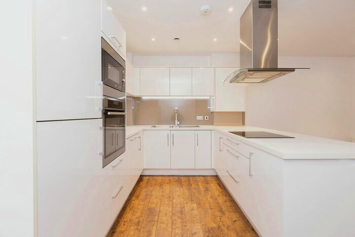 3 Bedroom Flat To Rent In Hainault Road, London, E11