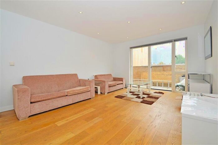 3 Bedroom Apartment To Rent In Heneage Street, Shoreditch, E1