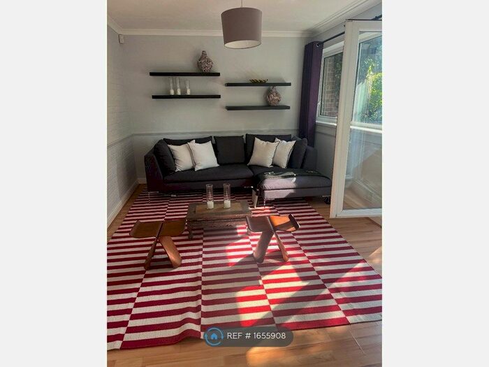 2 Bedroom Flat To Rent In Raynes Park, London, SW20